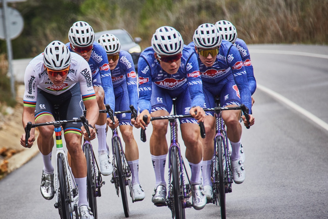 Het wielerteam van Alpecin op de weg