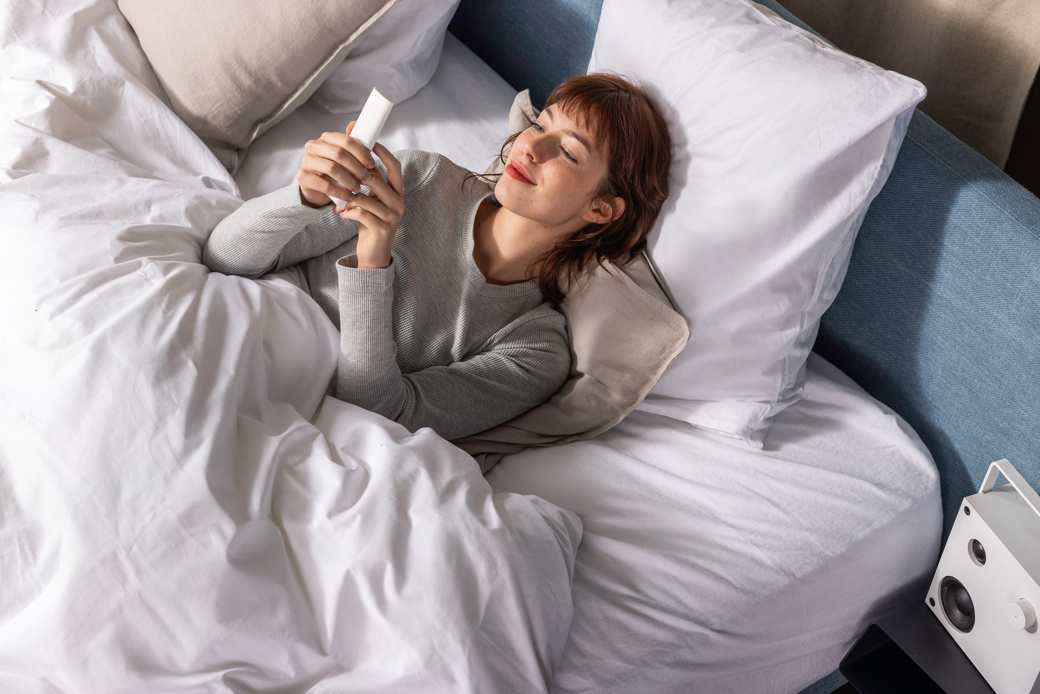 Vrouw die ligt in haar bed terwijl ze leest